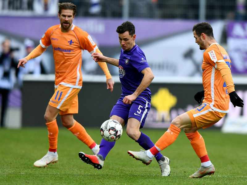 Aues Clemens Fandrich gegen Darmstadts Marcel Heller