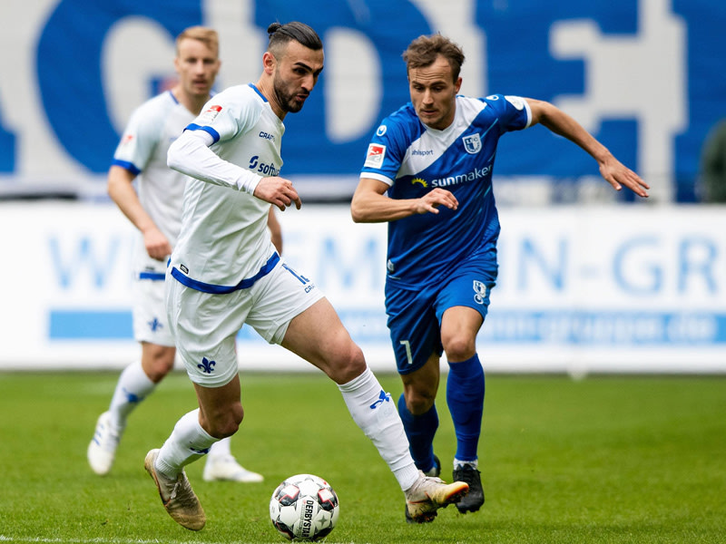 Darmstadts Dursun gegen Magdeburgs Lohkemper.