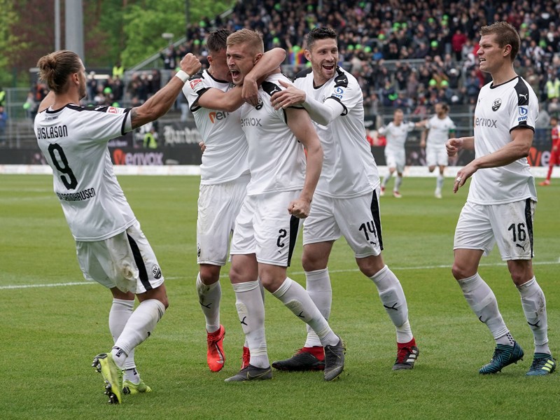Der Höhenflug hält an: Sandhausens Aleksandr Zhirov (M.) bejubelt das 3:2 gegen Kiel.