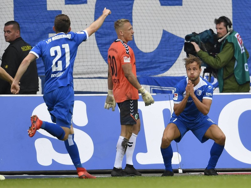 Kann sein Glück kaum fassen: Magdeburgs Felix Lohkemper (re.) feiert ungläubig seinen Treffer zum 2:1.