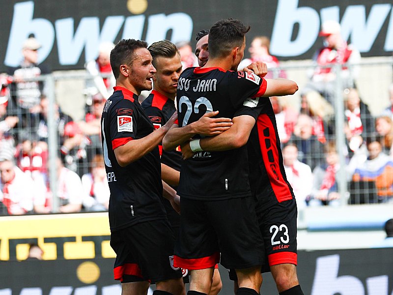 Hatten in Köln reichlich Grund zum Jubeln: Die Regensburger Spieler.