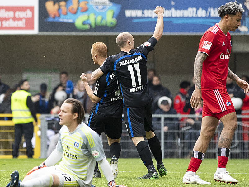 Kämpfer Michel (#11) feiert Doppelpacker Vasiliadis: Den HSV-Akteuren ist die Enttäuschung ins Gesicht geschrieben.