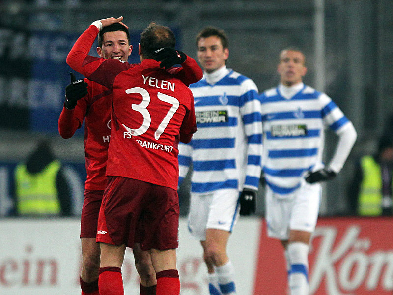 Damit hast Du ihn reingemacht, Ilijan: Assistgeber Zafer tätschelt Doppeltorschütze Micanski nach dem 2:0 zärtlich den Kopf.