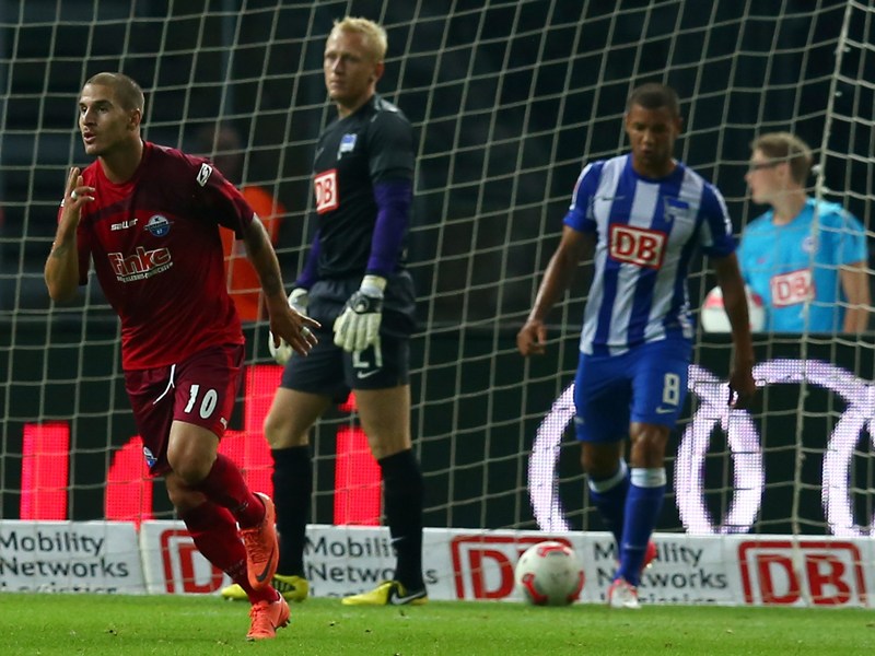 Die Führung aus dem Nichts: Deniz Yilmaz trifft zum 1:0 und dreht jubelnd ab.