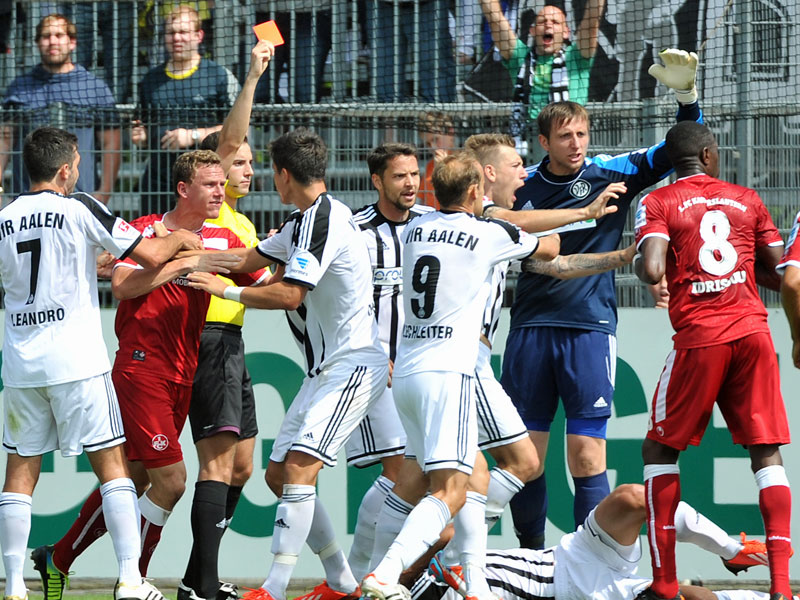 Referee Brand zückt "Rot" gegen Idrissou