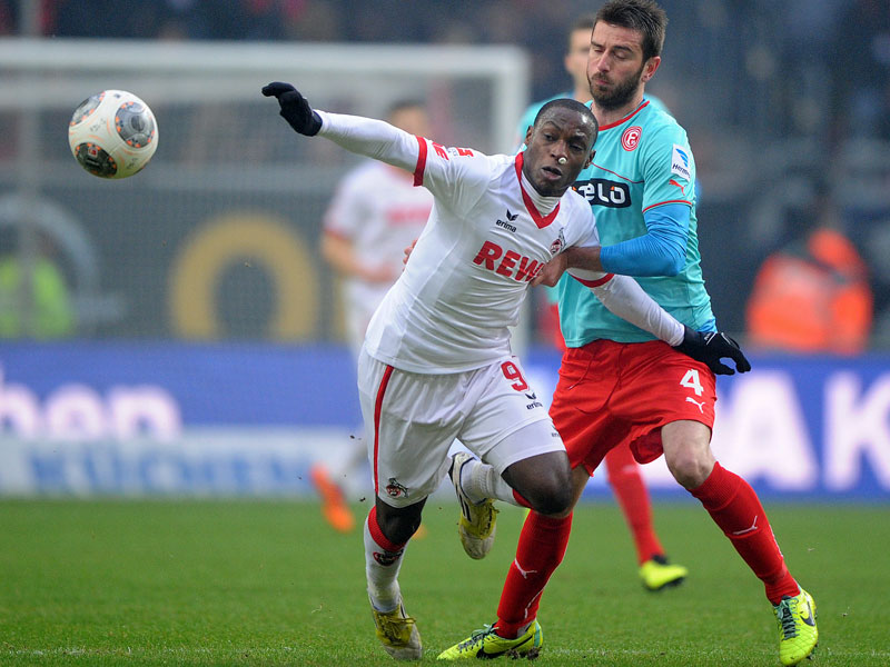 Schwer zu halten: Stelios Malezas bekam Kölns Doppel-Torschütze Anthony Ujah nicht in den Griff.