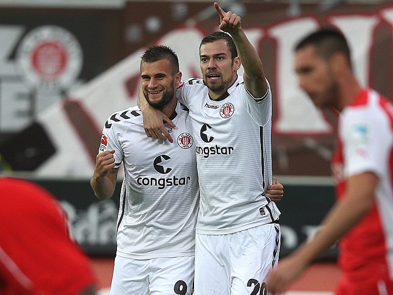 Kiez-Freude Teil eins: Christopher Nöthe (links), der St. Pauli eben in Front gebracht hat, und Sebastian Schachten freuen sich über das Hamburger 1:0.