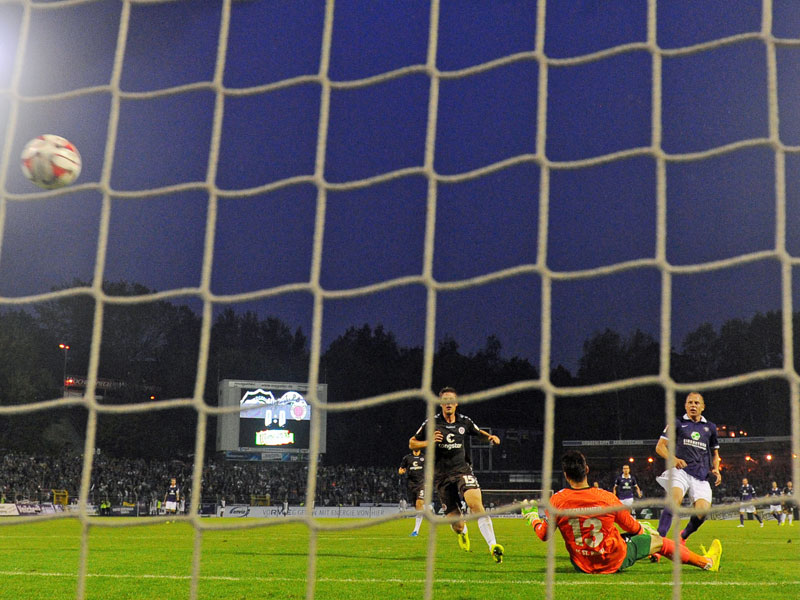 Das erste Auer Saisontor aus dem Spiel heraus: Frank Löning überwindet Philipp Tschauner zum 1:0.
