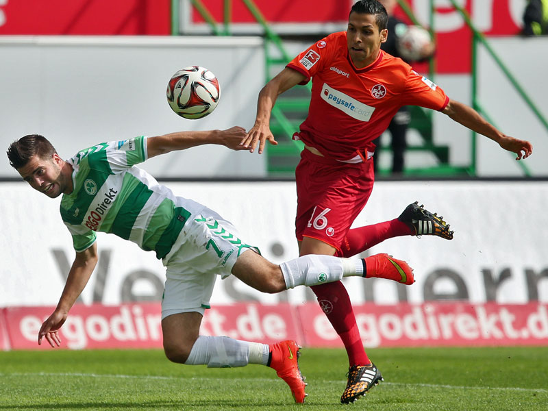 Duell auf der Außenbahn: Niko Gießelmann (l.) gegen Lauterns Karim Matmour.