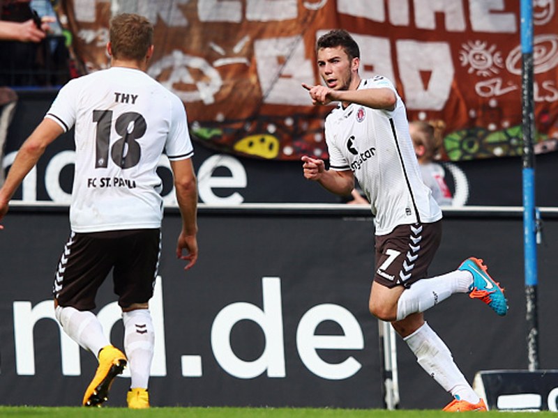 Traf vier Minuten vor dem Ende zum 3:3: St. Paulis Dennis Daube (re.).