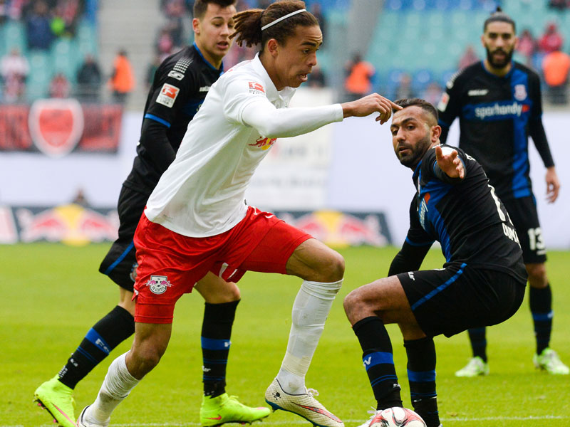 Der Schein trügt: Joan Oumari (rechts) hatte Yussuf Poulsen gut im Griff.