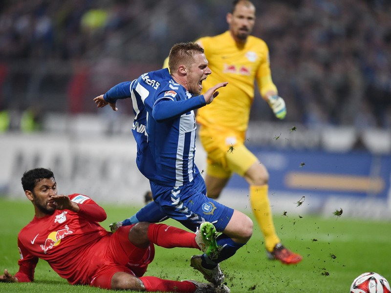 Abgegrätscht: Leipzigs Marvin Compper (l.) rettet in dieser Szene gegen Karlsruhes Rouwen Hennings.