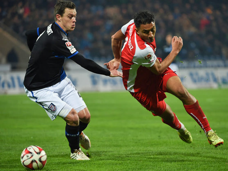 Sandhausens Aziz Bouhaddouz (re.), hier im Zweikampf mit Frankfurts Hanno Balitsch, war immer abspielbar und stets gefährlich.
