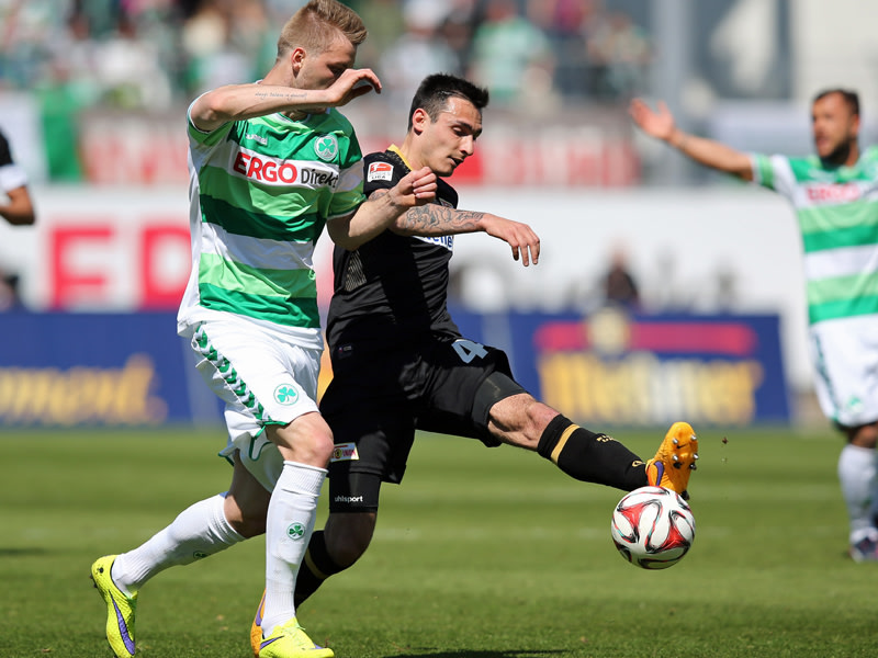 Roberto Puncec spitzelt den Ball vor Fürths Angreifer Kacper Przybylko (l.) weg.