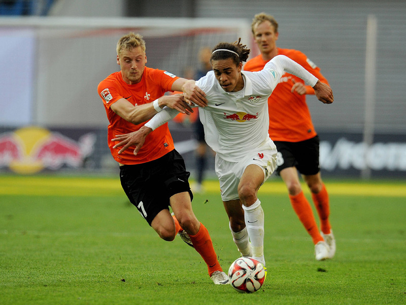 Leipzigs Yussuf Poulsen versucht, an Darmstadts Hanno Behrens (l.) vorbei zu kommen.