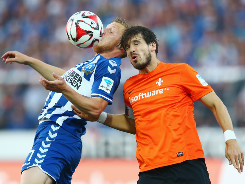 Duell um den Aufstieg: Karlsruhes Rouwen Hennings (l.) gegen Darmstadts Romain Bregerie (r.).