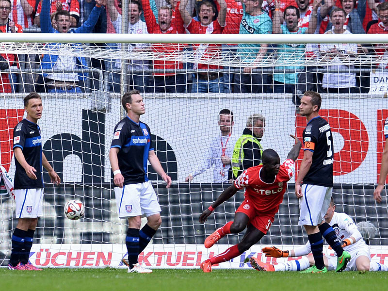 Düsseldorf Bebou besorgt die zwischenzeitliche 2:1-Führung und dreht jubelnd ab.