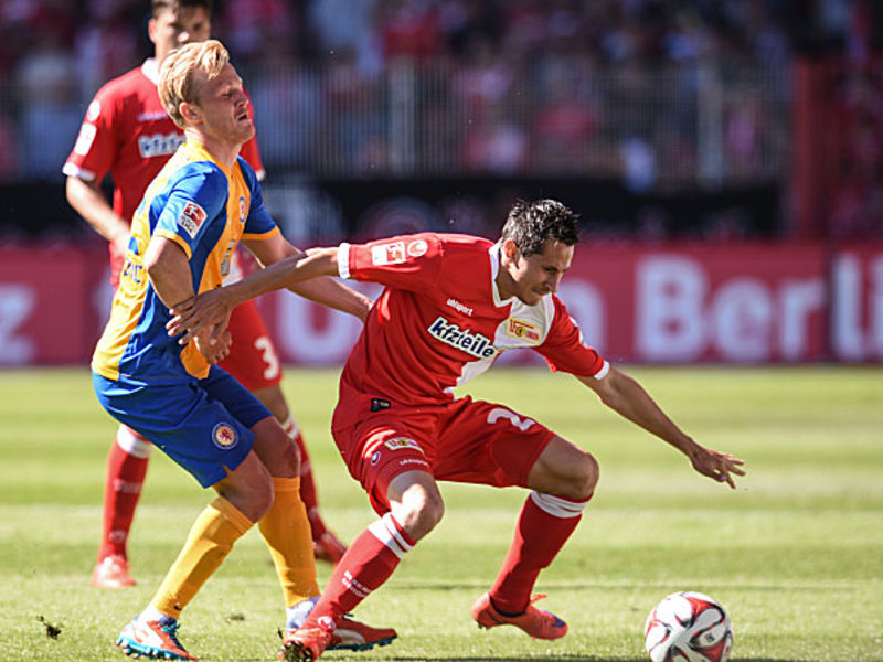 Obwohl es nicht mehr um viel ging, sorgten die Berliner um Skrzybski (r.) für ein sehenswertes Spiel. Hier setzt sich der Union-Angreifer gegen Braunschweigs Hochscheidt durch.