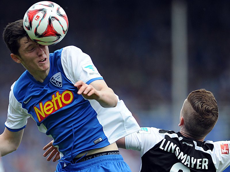 Kopfballhoheit: Michael Gregoritsch im Duell mit Sandhausens Denis Linsmayer.