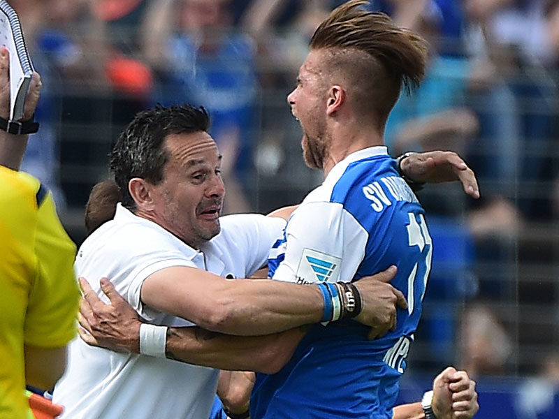Ausgelassene Freude: Dirk Schuster und Tobias Kempe brüllen die Aufstiegsfreude heraus.