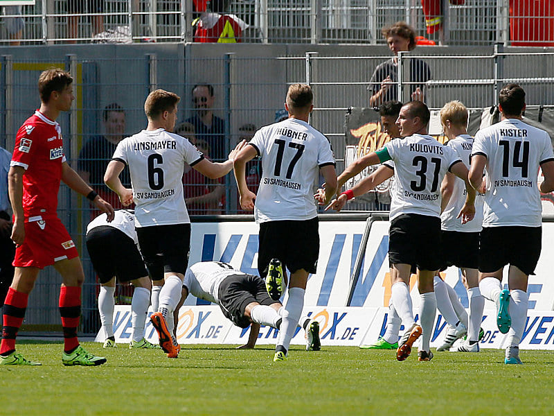 Kleiner Workout für einen guten Zweck nach dem verdienten 1:0 für den SVS: Angreifer Andrew Wooten setzt zur Liegestütze an.