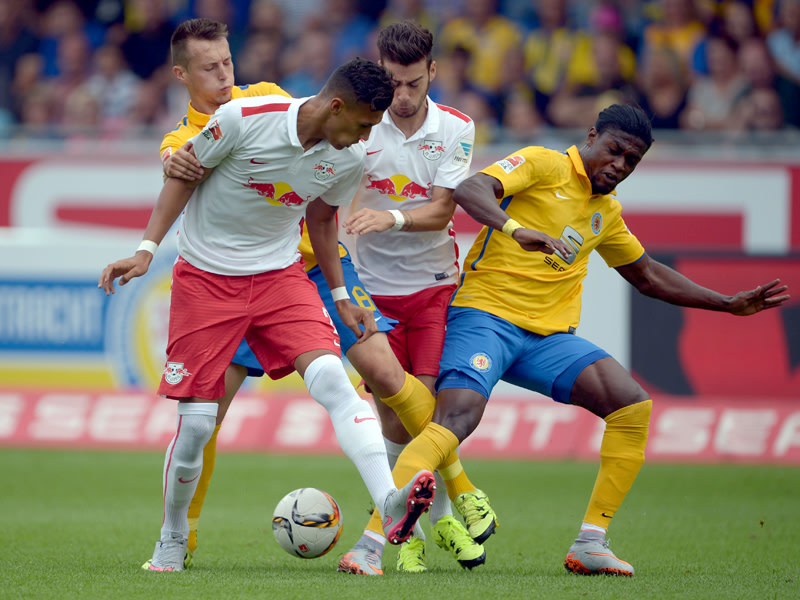 Spielertraube: Adam Matuschyk, Davie Selke, Massimo Bruno und Joseph Baffo (v.l.) im Zweikampf.