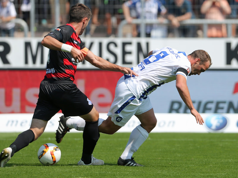Erwin Hoffer bleibt hier an MSV-Kapitän Damir Bajic hängen, nutzte aber kurz vor der Pause einen Abwehrfehler der Zebras.