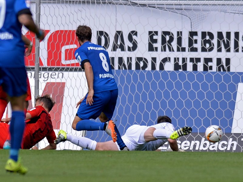 Die Führung für Paderborn: Proschwitz überwindet Hesl.