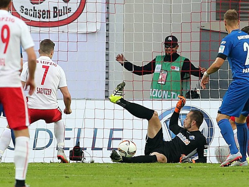 Das Nachsehen hatten Kruses (r.) Paderborner gegen Sabitzer und Co.! Leipzig dominierte die Partie nach Belieben.