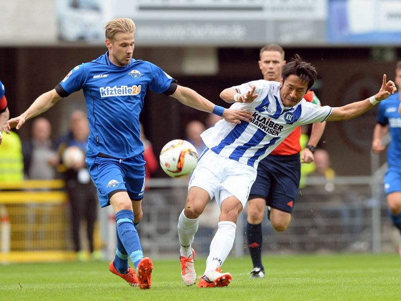 In Bedrängnis: Paderborns Kirch (li.) stört Karlsruhes Yamada beim Abspiel.