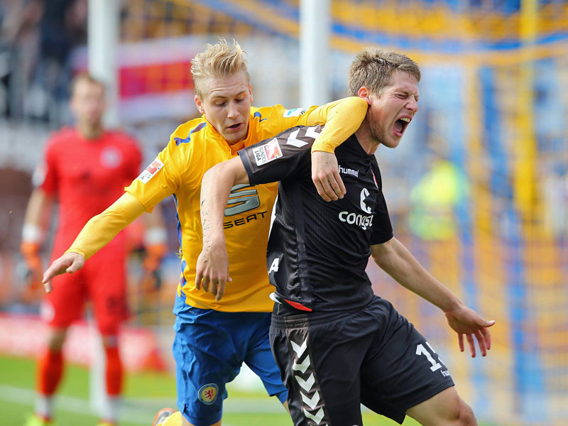 Intensiv, aber selten hochklassig: Braunschweigs Maximilian Sauer (l.) geht gegen Daniel Buballa zu rustikal in den Zweikampf.