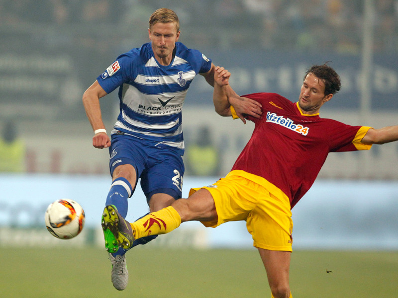 Mit Vollgas in die Zweikämpfe: Duisburgs Thomas Meißner (l.) gegen Paderborns Nick Proschwitz (r.).