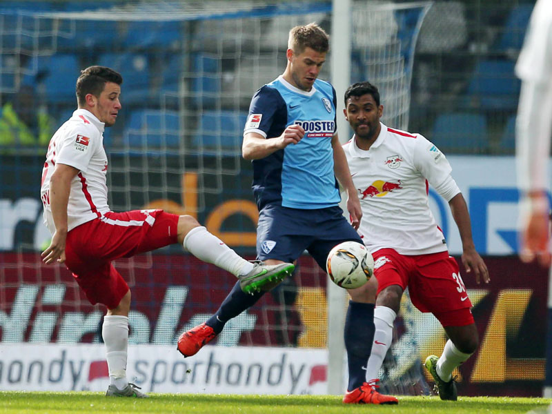 Unter Bedrängnis: VfL-Torjäger Simon Terodde wird von Diego Demme (li.) und Marvin Compper (re.) angegangen.