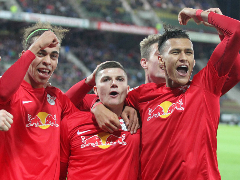 So sehen Sieger aus! Die Spielkameraden feiern Leipzigs Torschützen Marcel Sabitzer (Mitte).