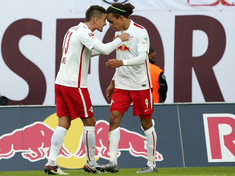 Sabitzer beglückwünscht Doppelpacker Poulsen nach dem 1:1-Ausgleichstreffer.