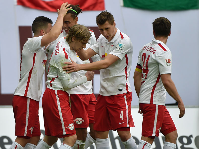 Einstudierte Ecke, spontaner Jubel: Forsberg, Poulsen & Co. feiern das 1:0 gegen Braunschweig.