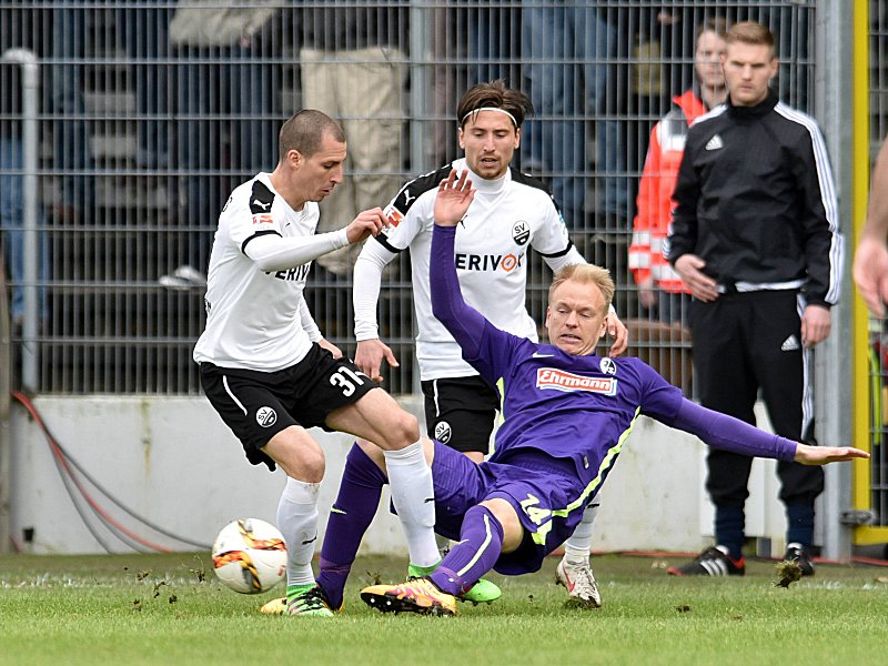 Viel Kampf in Sandhausen: Freiburgs Nielsen grätscht gegen SVS-Kapitän Kulovits rein.