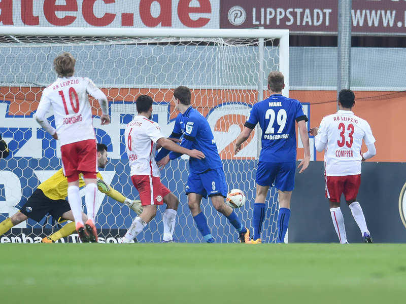 Das Tor des Tages: Compper (Mitte) köpft nach einem Kaiser-Eckball zum 1:0 ein.