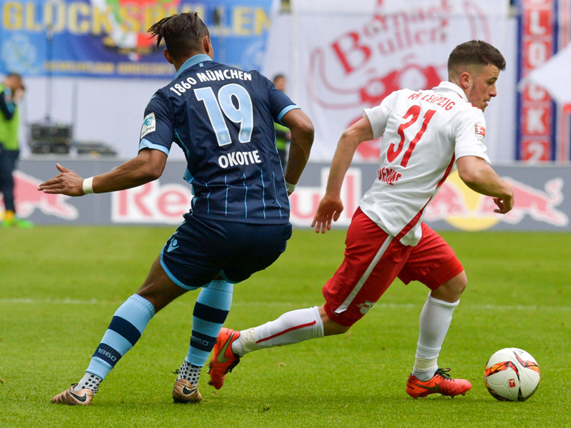 Torvorbereiter Diego Demme (r.) im Duell mit Münchens Rubin Okotie.