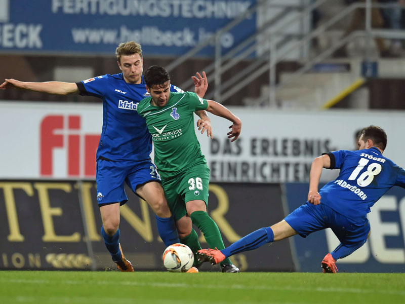 Erfolgreiches Dribbling: Duisburgs Chanturia setzt sich gegen Paderborns Wahl und Stöger durch.