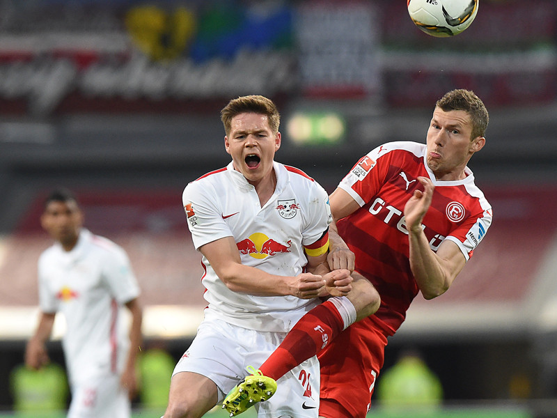 Hart am Mann: Leipzigs Dominik Kaiser (l.) hat gegen Düsseldorfs Oliver Fink (r.) keinen leichten Stand.