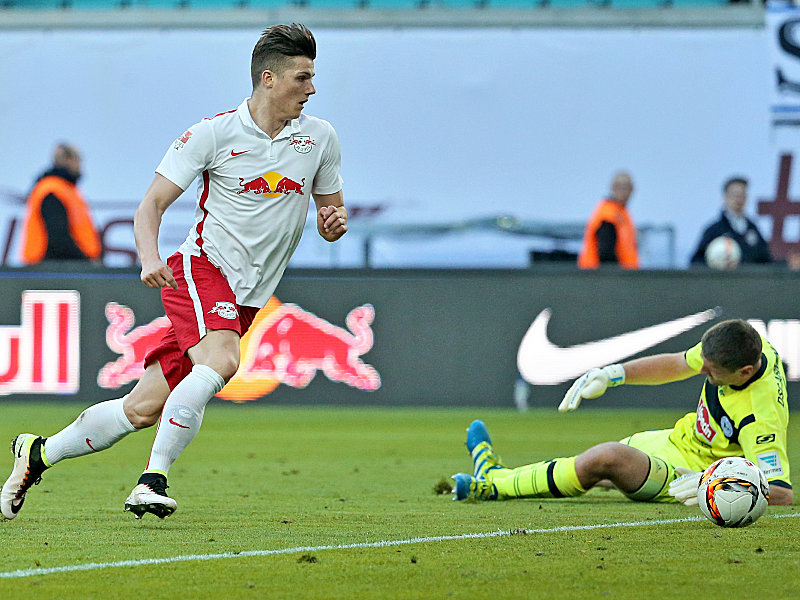 Marcel Sabitzer bedankt sich, nimmt Felix Burmeisters Geschenk an - und schiebt zum 1:0 ein.