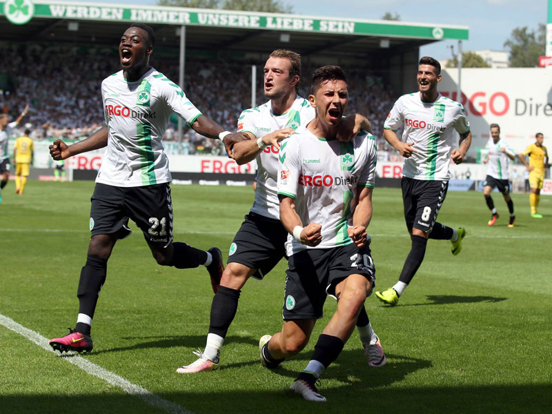 Der erste Treffer der Saison: Torschütze Robert Zulj (vorne) lässt sich von den Kollegen feiern.