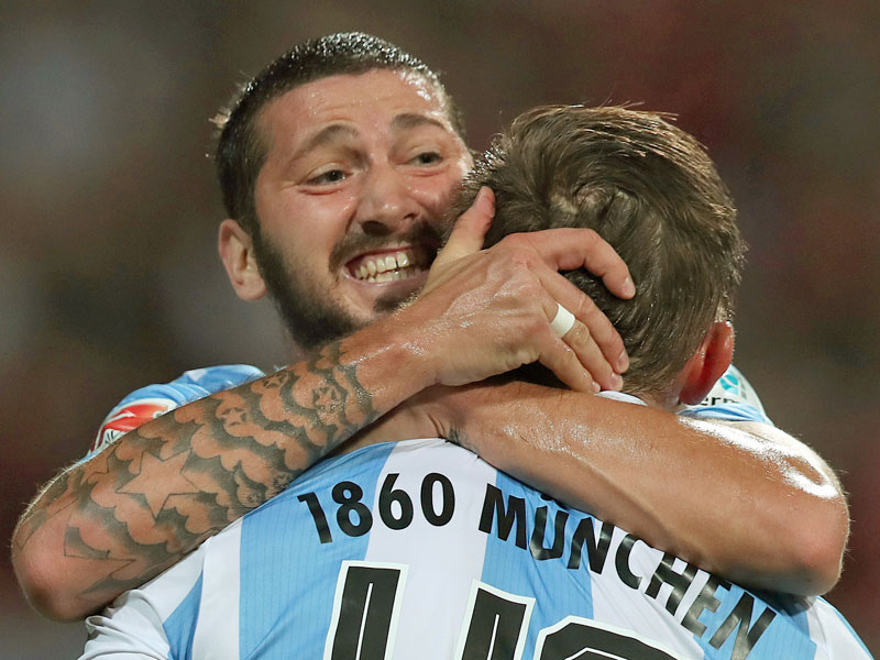 Torjubel: Sascha Mölders (li.) bedankt sich bei Ivica Olic für den Assist.