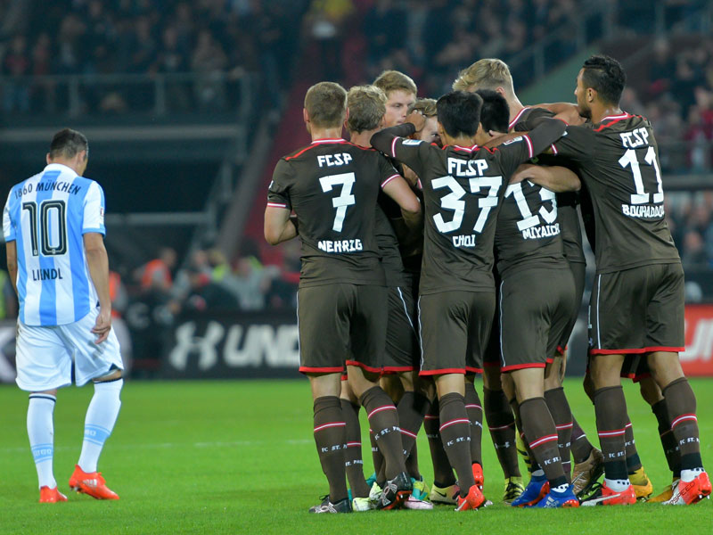 Des einen Freud' ist des anderen Leid': St. Pauli bejubelt die Führung, Michael Liendl ist geknickt.