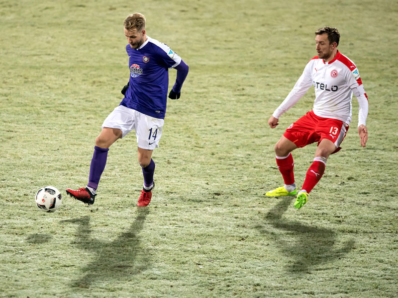 Auf teilweise stark vereistem Geläuf hatten die Akteure teilweise ihre Schwierigkeiten. Am Ende hieß es 0:0.