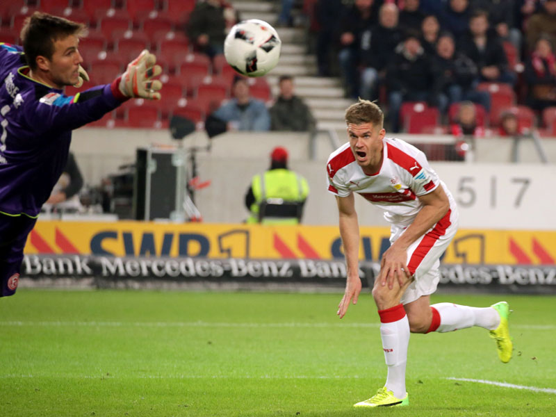 VfB-Torjäger Simon Terodde (re.) hat geköpft - und bangt. Michael Rensing streckt sich vergebens - 1:0!