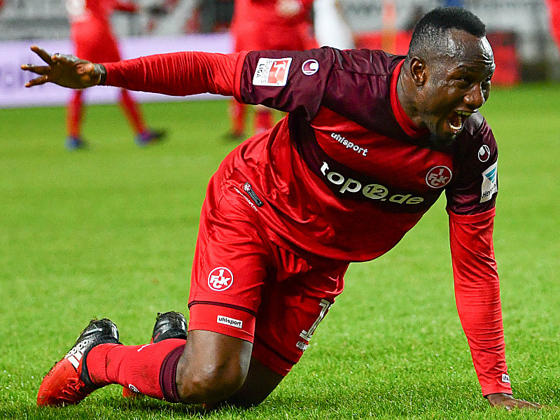 Der "unzähmbare Löwe" Jacques Zoua feiert seinen Treffer zum 1:0.