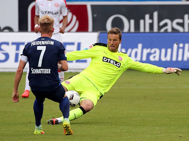 Im Zweikampf: Heidenheims Marc Schnatterer (li.) und Fortuna-Keeper Michael Rensing.