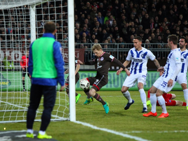 Der erste Streich: St. Paulis Mats Möller Daehli (M.) trifft mit dem Knie zum 1:0.